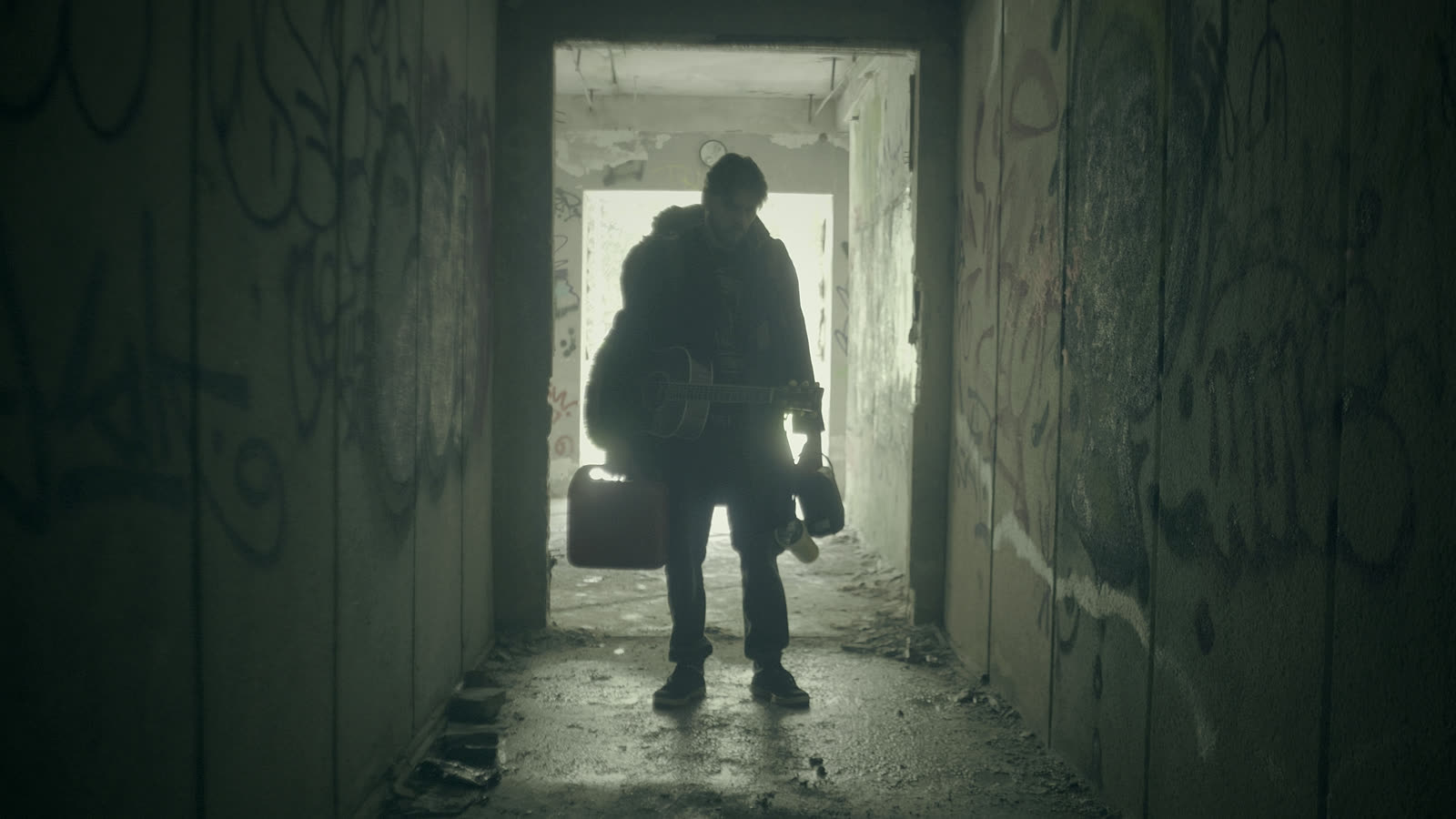 Silhouette in einem Korridor gegen das Licht — „Wo der Klang blieb“