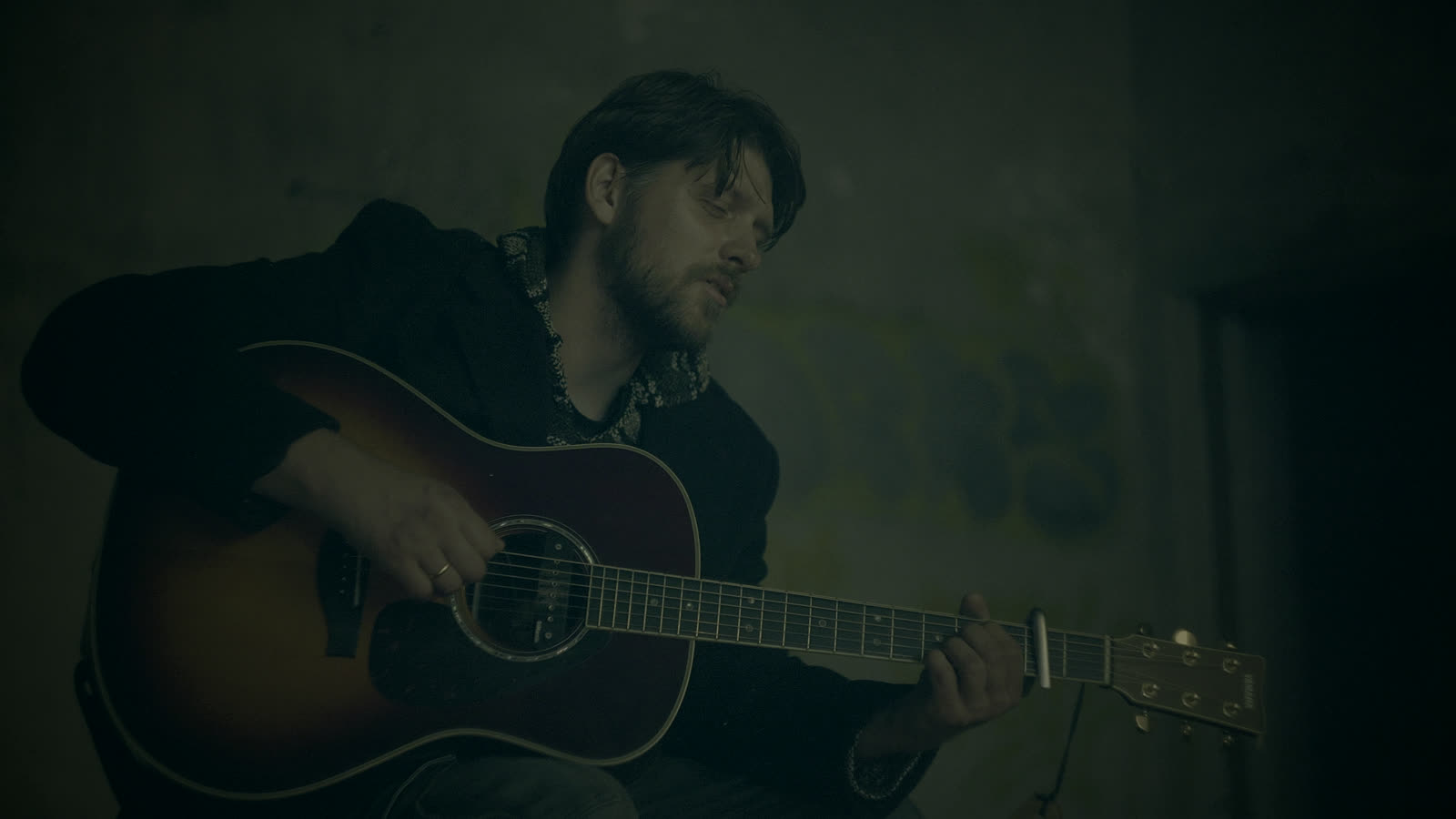 Darsteller mit Gitarre im Dunkeln — „Wo der Klang blieb“