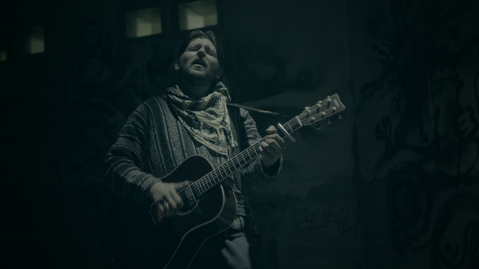 Darsteller mit Gitarre im Dunkeln — „Wo der Klang blieb“